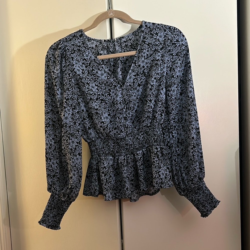 Light blue and black flowy blouse in xs